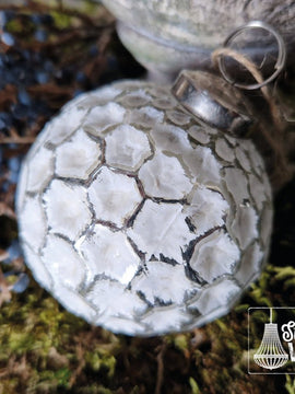 Kerstbal 'silverwhite honeycomb'