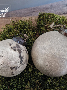 Stoere landelijke kerstbal Stonelook in twee maten