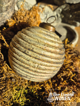 Landelijke kerstbal - Stripe White-Gold | 10 cm