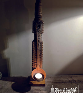 Houten ornament op voet met ijzeren hanglepel