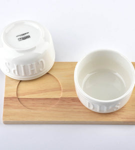 Landelijke snackschaaltjes op houten plankje