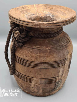 Oude Nepalese houten kruik met touw