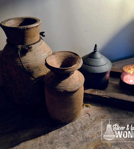 Oude Nepalese houten kruik met touw