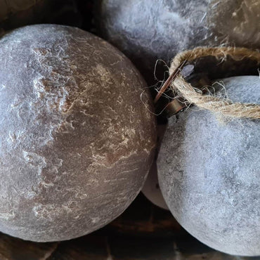 Stoere kerstbal Lara brown | 8 en 10 cm